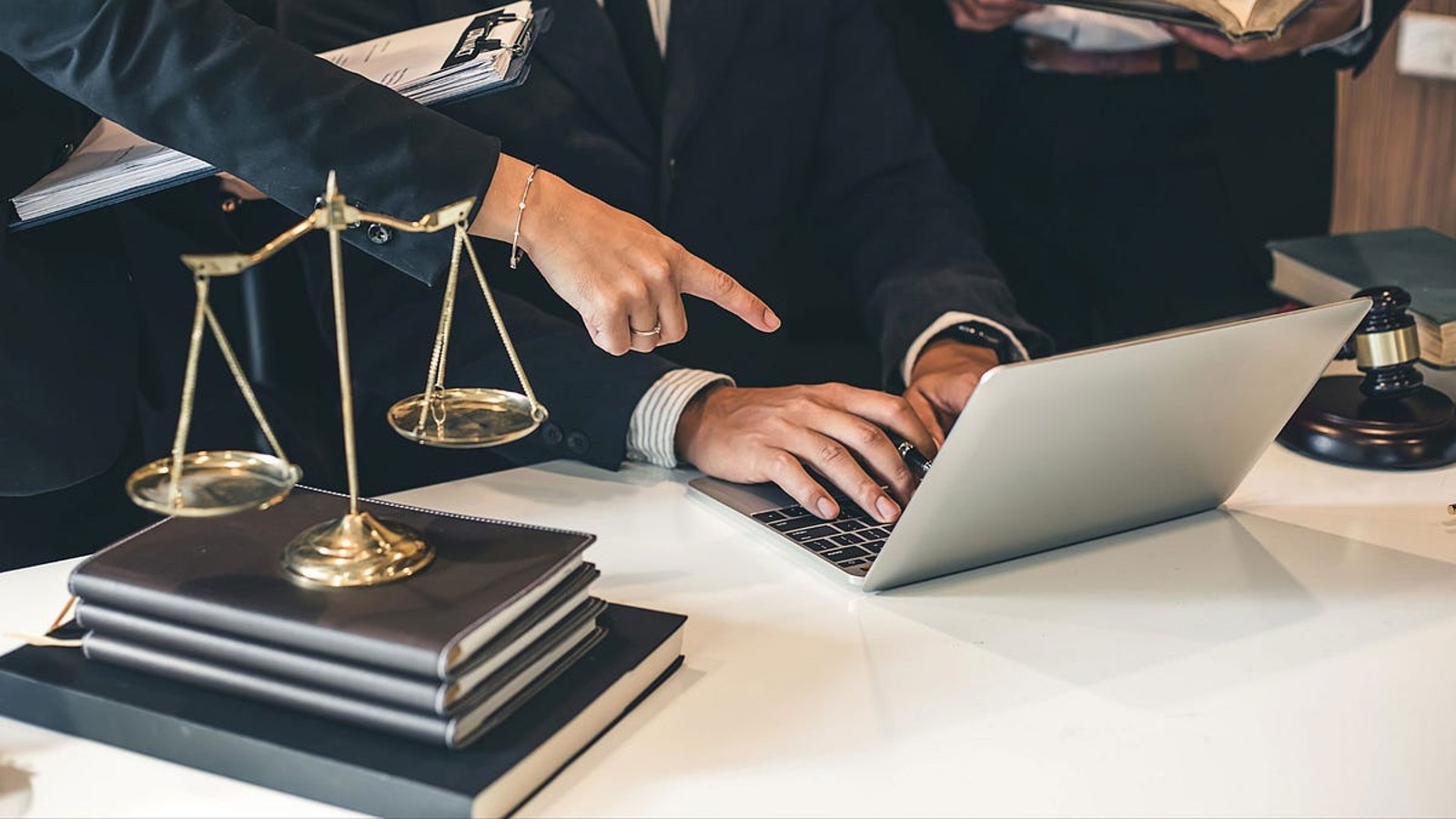 Equipo legal de Axion Law